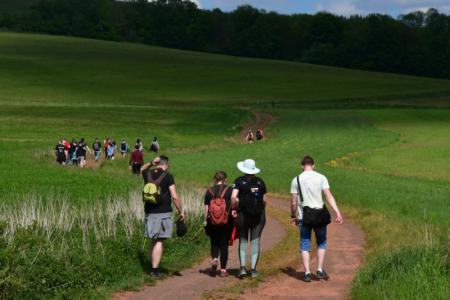 Studenci na szlaku do kościoła św. Markety w Šonovie